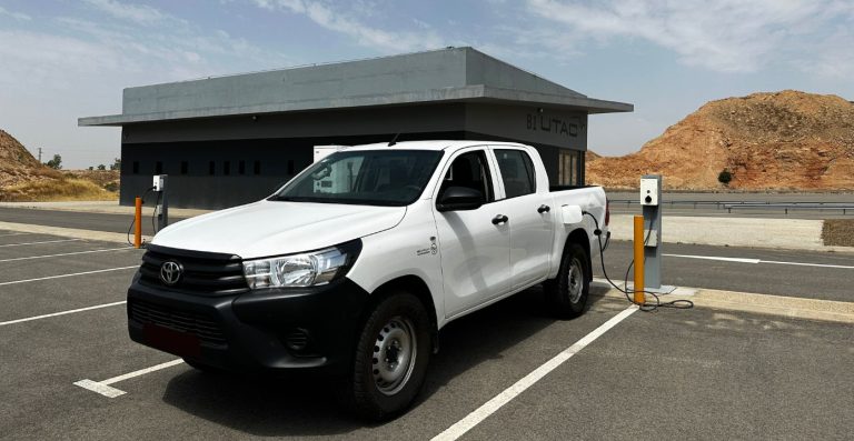 Du thermique à l’électrique : REV et Sogafric réinventent le Hilux pour le continent africain