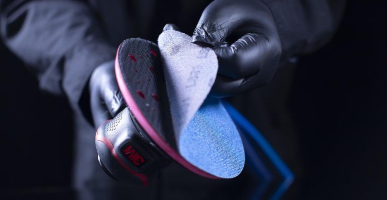 3M présente la nouvelle gamme améliorée des abrasifs en grille 3M™ Hookit™ Bleu, conçus pour rendre les travaux difficiles plus rapides et plus propres.